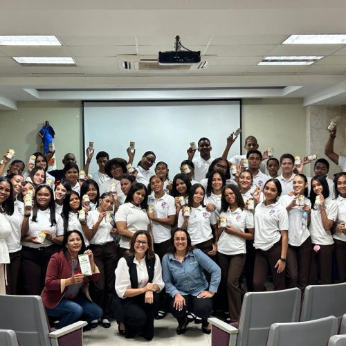 Charla sobre ahorro y planificación financiera a estudiantes del Politécnico San Francisco de Asís de Santiago