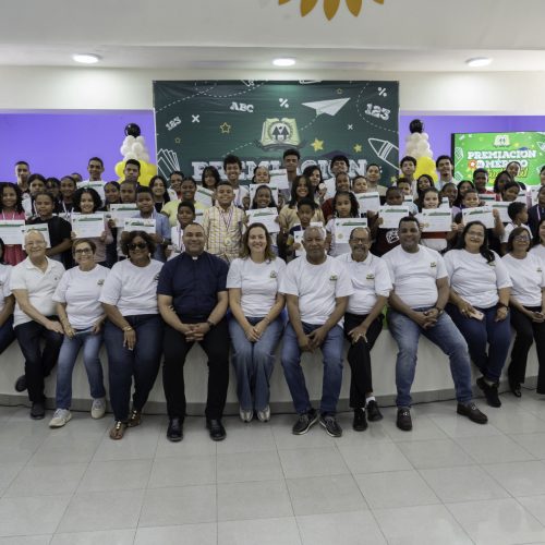 Reconocimiento a la Excelencia Académica 2025: Celebrando el Éxito de Nuestros Jóvenes Estudiantes